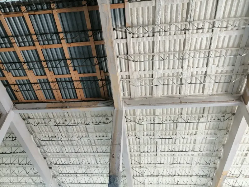 Acoperișul unei hale cu structură din lemn și metal, izolat cu spumă aplicată pe tablă