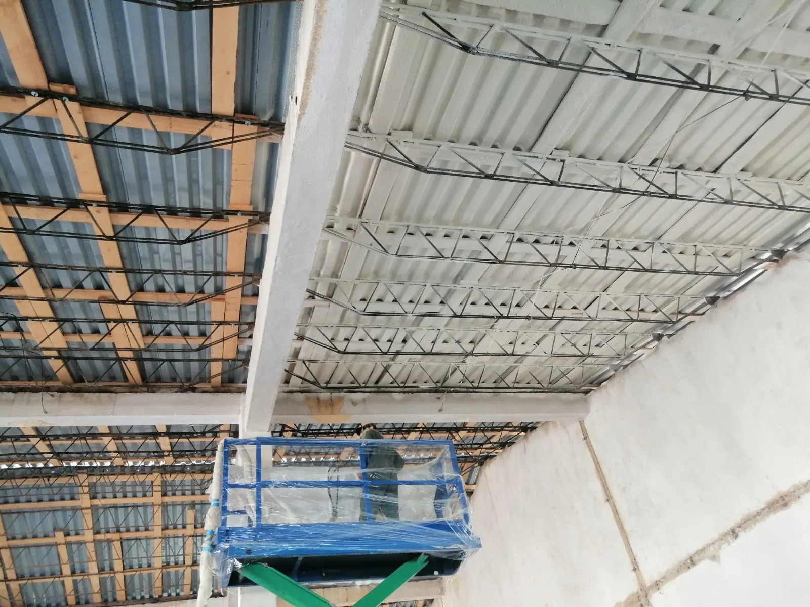 Hală cu ferme metalice, spumă aplicată pe toată suprafața acoperișului